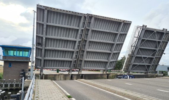 Leimuiderbrug staat open